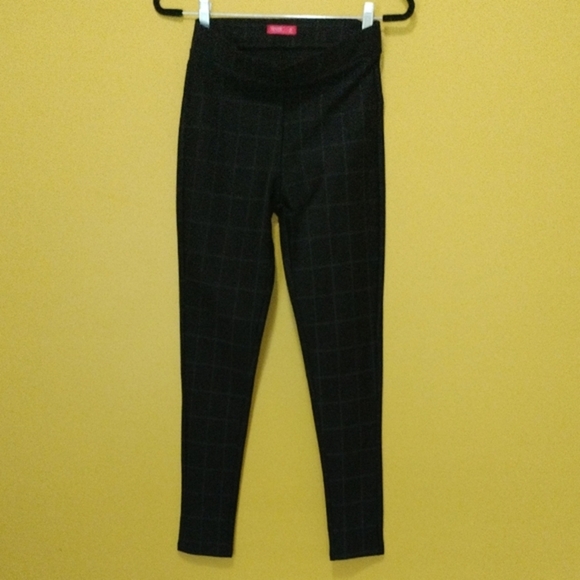 Black High-Waisted Leggings with Sleek Silhouette - Picture 1 of 5